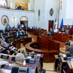 widok sali Sejmu z oddali w ławach zasiadają ludzie