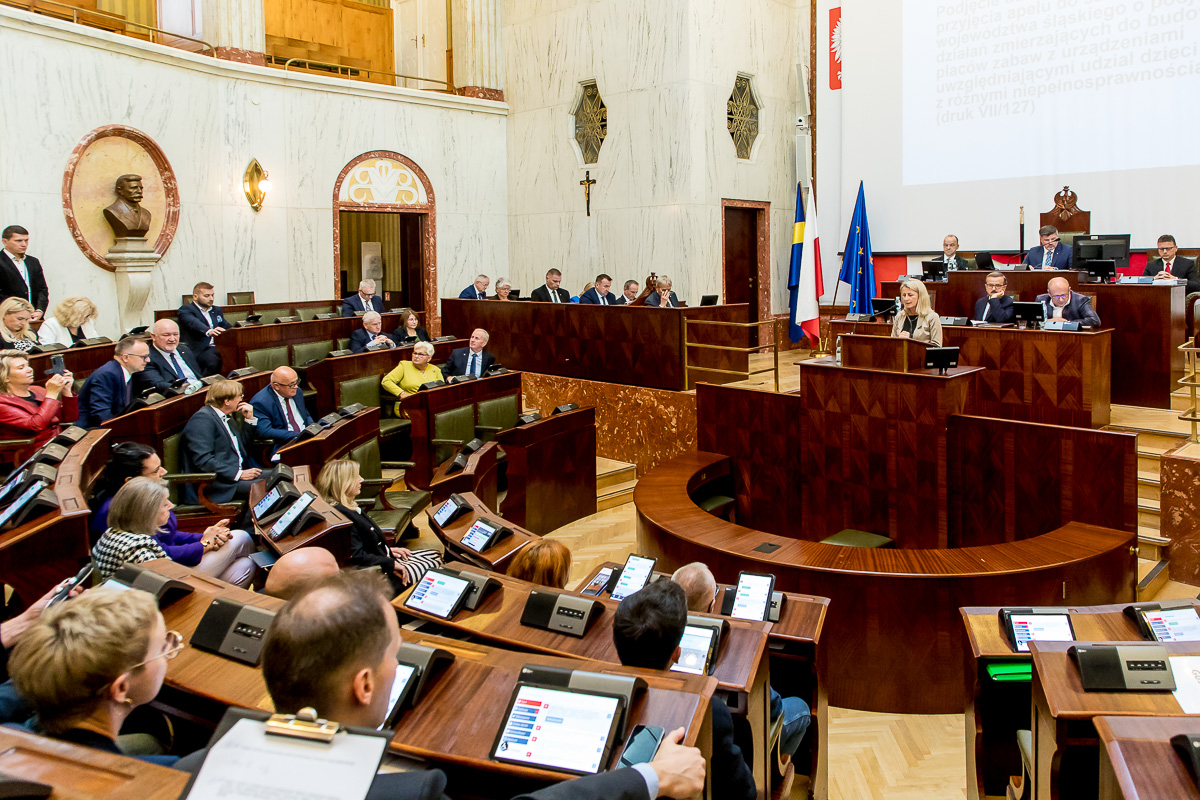 sala Sejmu podczas sesji Sejmiku - widok z oddali