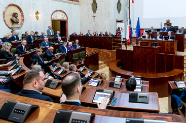 sala Sejmu podczas obrad na sesji - widok z oddali