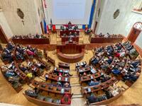 widok wypełnionej ludźmi sali Sejmu z oddali
