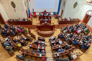 widok wypełnionej ludźmi sali Sejmu z oddali