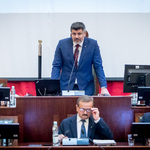 mężczyzna przemawia na mównicy