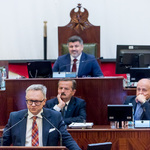 mężczyzna przemawia na mównicy