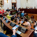 widok z oddali sali obrad, w ławach zasiadają ludzie