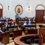 sala Sejmu - widok z oddali, w ławach zasiadają ludzie
