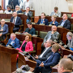 sala Sejmu - widok z oddali, w ławach zasiadają ludzie