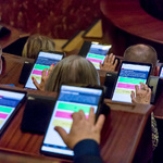 widok kilku tabletów wyświetlających informację o głosowaniu 