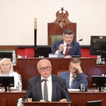 mężczyzna przemawia na mównicy
