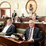 widok sali Sejmu, w ławach zasiadają radni