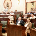 widok sali Sejmu, w ławach zasiadają radni
