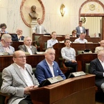 widok sali Sejmu, w ławach zasiadają radni