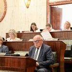 widok sali Sejmu, w ławach zasiadają radni