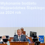 mężczyzna przemawia na mównicy