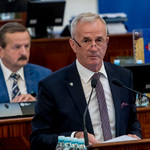 mężczyzna przemawia na mównicy