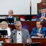 mężczyzna przemawia na mównicy