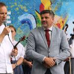 mężczyzna przemawia do mikrofonu