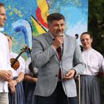 mężczyzna przemawia do mikrofonu