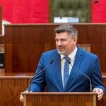 mężczyzna przemawia na mównicy