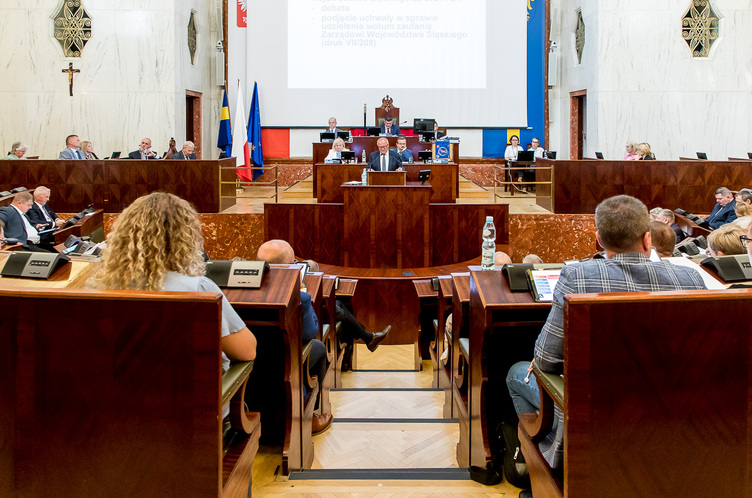 widok sali Sejmu z oddali podczas obrad Sejmiku