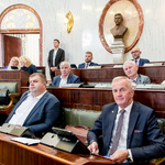 widok sali Sejmu, w ławach zasiadają radni
