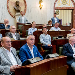 widok sali Sejmu, w ławach zasiadają radni