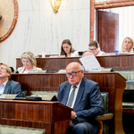 widok sali Sejmu, w ławach zasiadają radni