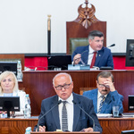 mężczyzna przemawia na mównicy