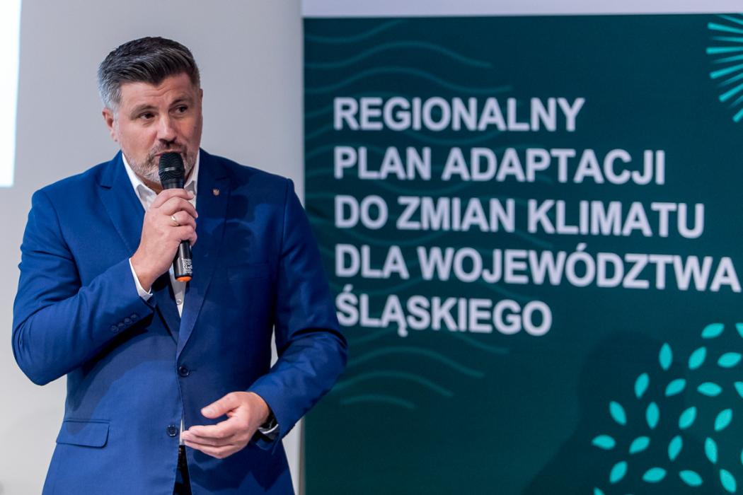 Przewodniczący Sejmiku przemawia na tle baneru z tytułem Planu