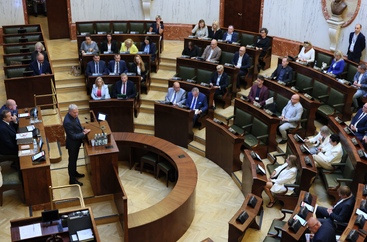 widok sali sejmu z oddali w ławach zasiadają radni