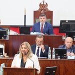 kobieta przemawia na mównicy