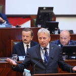 mężczyzna przemawia na mównicy