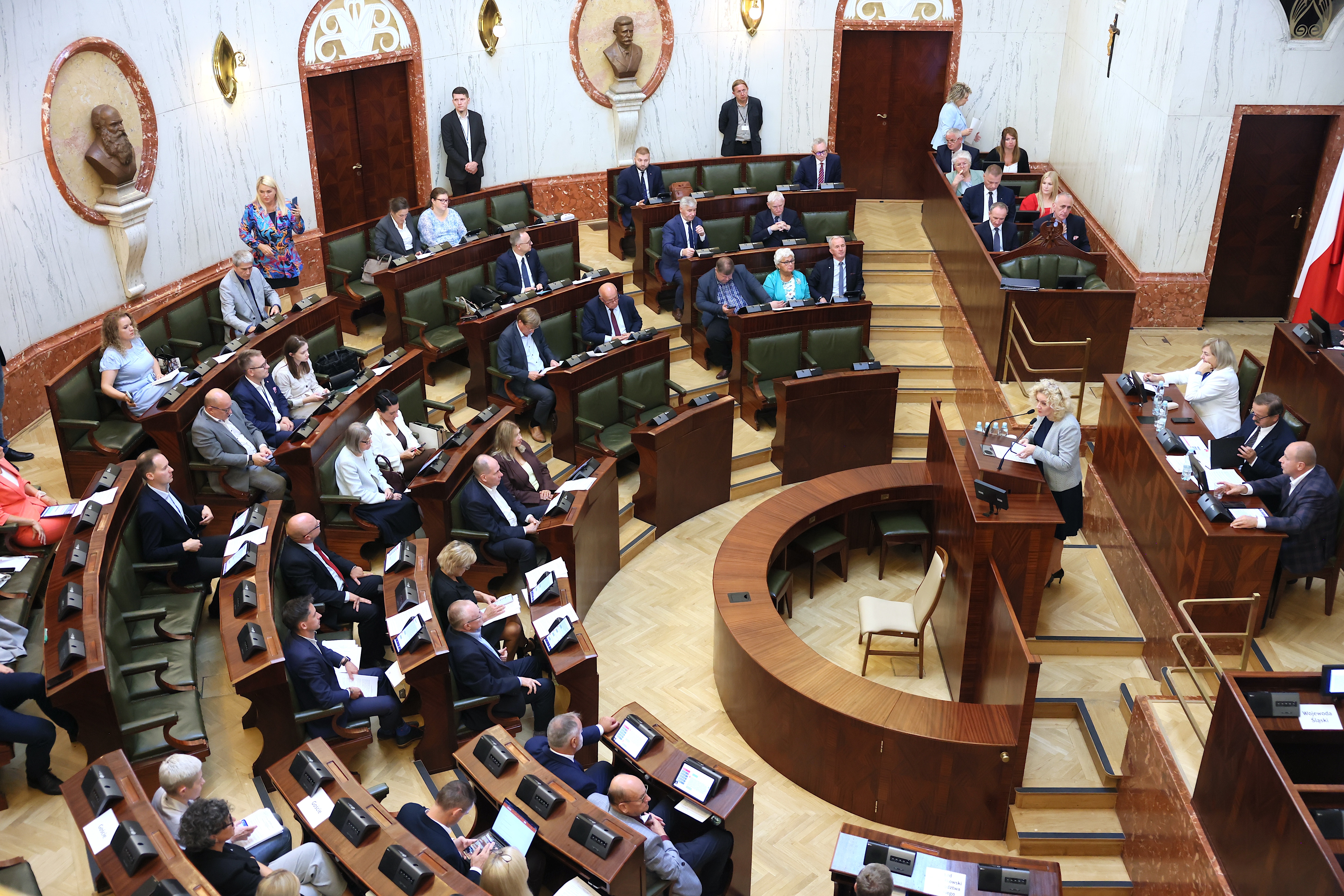 sala Sejmu widok z oddali w ławach zasiadają radni