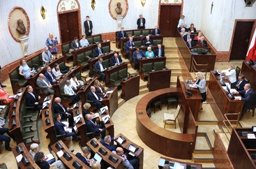 sala Sejmu widok z oddali w ławach zasiadają radni