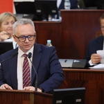 mężczyzna przemawia na mównicy