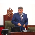 mężczyzna w postawie stojącej za biurkiem