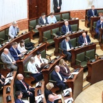 widok sali Sejmu z oddali ławach zasiadają ludzie