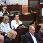 widok ław sejmowych w których zasiadają radni