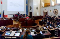 sala Sejmu podczas obrad Sejmiku - widok z oddali w ławach zasiadają ludzie