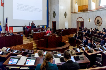 sala Sejmu podczas obrad Sejmiku - widok z oddali w ławach zasiadają ludzie