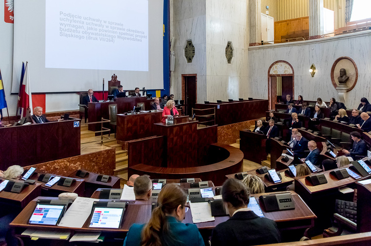 sala Sejmu podczas obrad Sejmiku - widok z oddali w ławach zasiadają ludzie