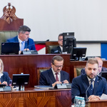 mężczyzna przemawia na mównicy