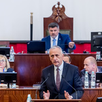 mężczyzna przemawia na mównicy