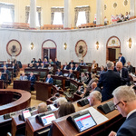 sala Sejmu podczas obrad - widok z oddali w ławach zasiadają ludzie