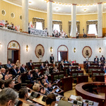 sala Sejmu podczas obrad Sejmiku, widok z oddali w ławach zasiadają ludzie