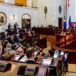 sala Sejmu podczas obrad Sejmiku, widok z oddali w ławach zasiadają ludzie