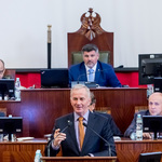 mężczyzna przemawia na mównicy