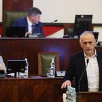 mężczyzna przemawia na mównicy