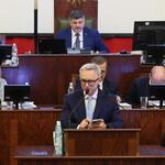 mężczyzna przemawia na mównicy