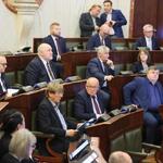 widok sali Sejmu z oddali, w ławach zasiadają ludzie