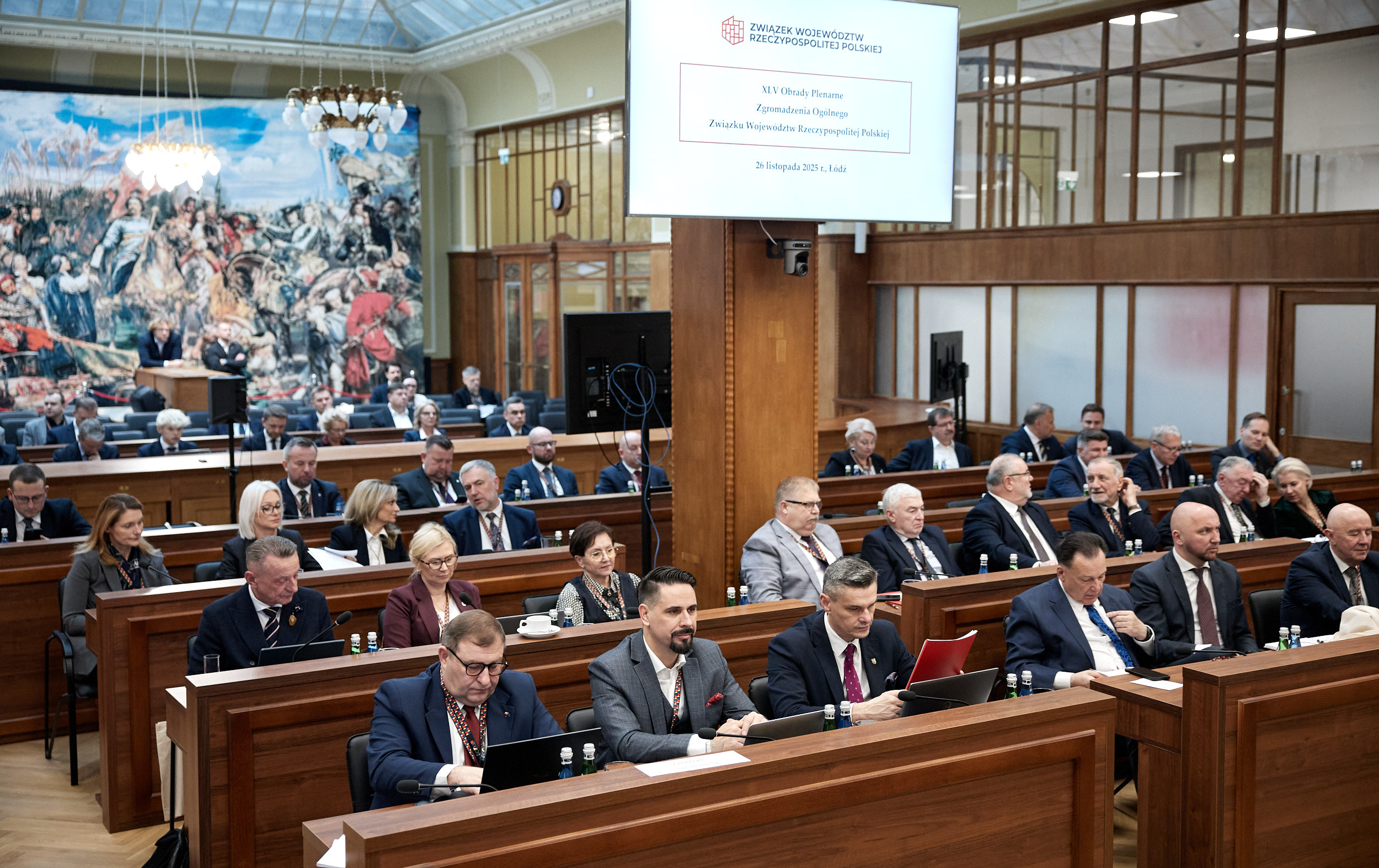 sala obrad podczas wydarzenia, w ławach zasiadają ludzie